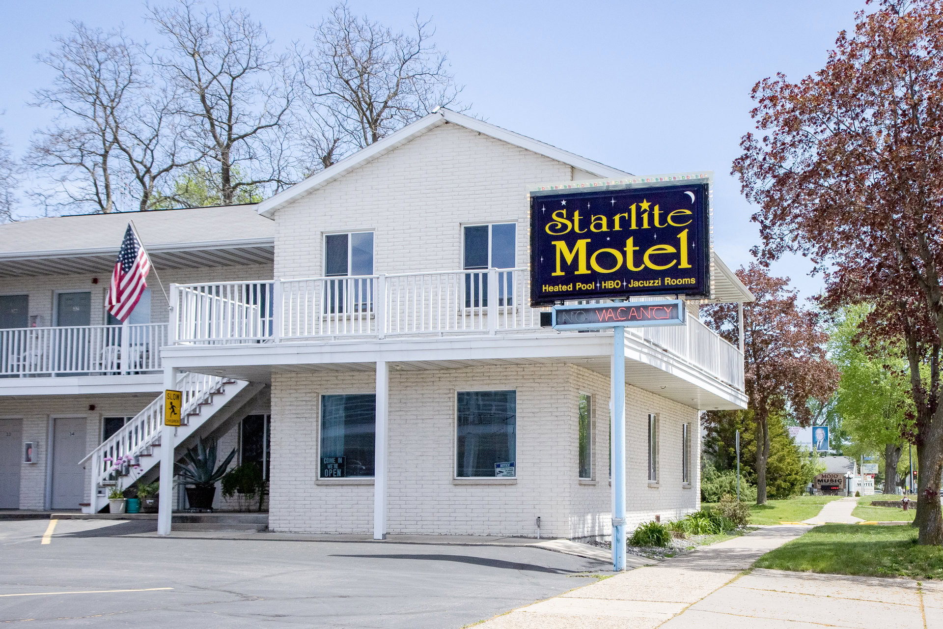 Starlite Motel outdoor view of entrance and the lobby