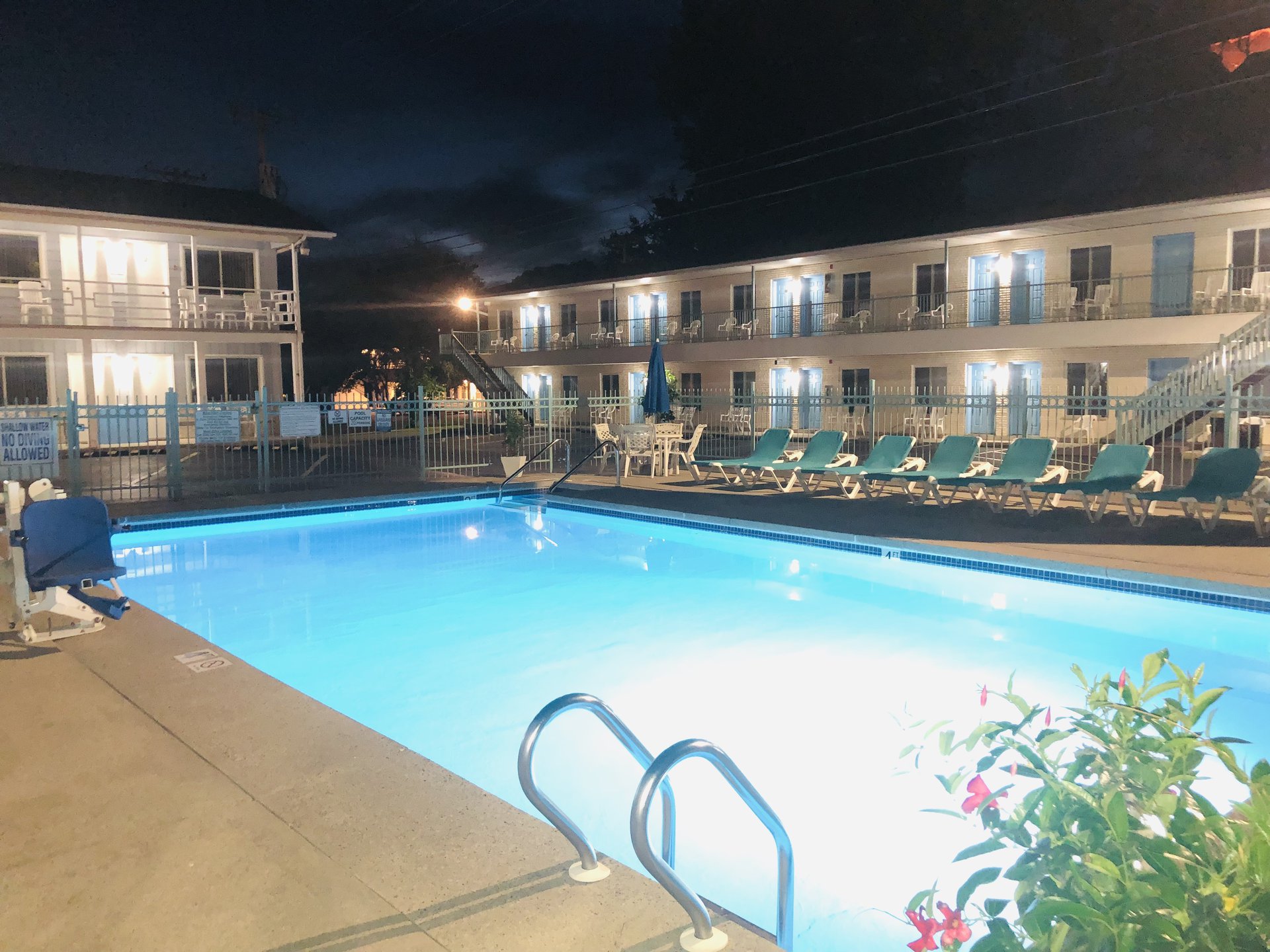 Starlite Motel heated outdoor pool with lounging chairs and seating area